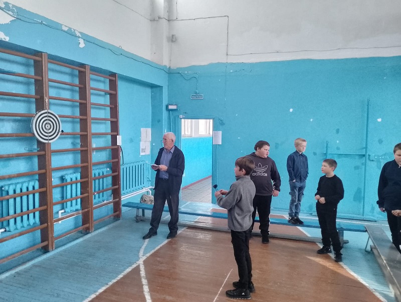 В спортивном зале есть возможность заниматься детям с ОВЗ.